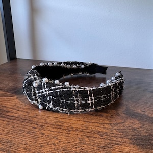 CHANEL Elegant Black and White Pearl Hairband Chanel Headband Pearls Metal Satin Pearly White Gold Black  main image 3
