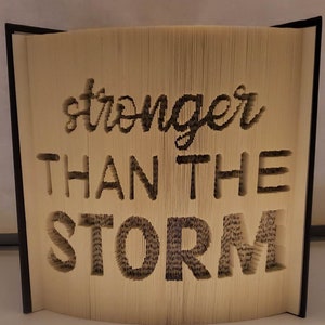 Stronger Dan The Storm- Ausgeschnittenes und gefaltetes Muster
