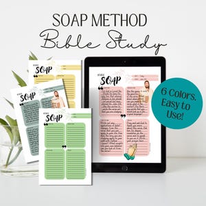 Puede incluir: Hojas de trabajo de estudio bíblico imprimibles con el método SOAP. Las hojas de trabajo son de diferentes colores y presentan a una persona rezando. El texto en las hojas de trabajo dice "VERSE SOAP".