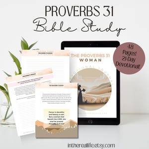 Puede incluir: Una guía de estudio bíblico digital titulada "Proverbios 31 Bible Study". La imagen muestra una tableta que muestra la portada de un diario devocional, junto con páginas impresas y una planta decorativa. El diario tiene 48 páginas y es un devocional de 21 días.