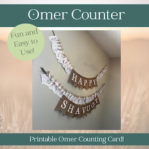 Puede incluir: Una tarjeta de conteo del Omer imprimible con una pancarta de arpillera que dice "Feliz Shavuot". La tarjeta está decorada con un diseño floral y es perfecta para contar el Omer durante la festividad judía de Shavuot.