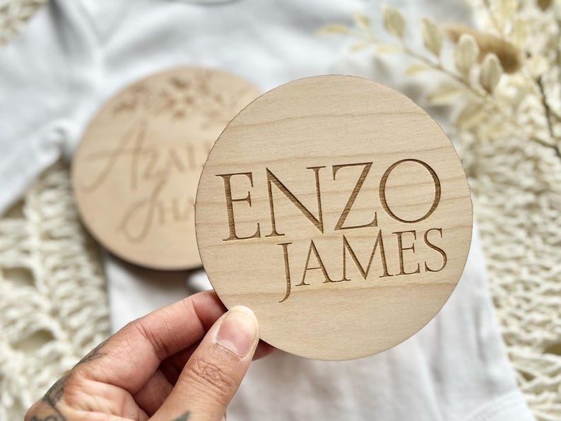Custom Baby Name Announcement Wooden Round Hospital Sign for Crib Personalized Newborn Sign Circle Photo Prop Engraved Baby Name Plaque Bild 6