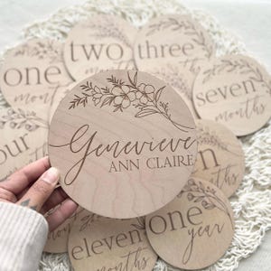 Custom Baby Name Announcement Wooden Round Hospital Sign for Crib Personalized Newborn Sign Circle Photo Prop Engraved Baby Name Plaque Bild 8