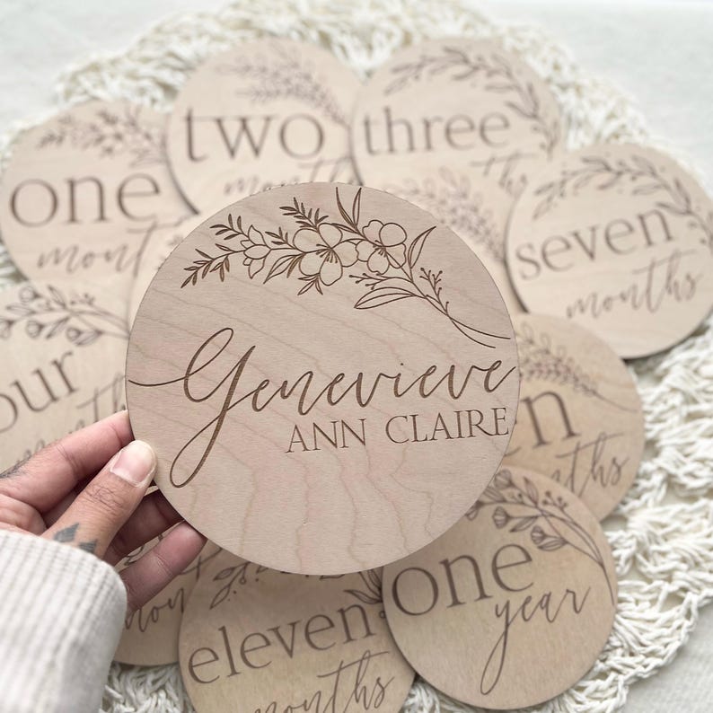 Custom Baby Name Announcement Wooden Round Hospital Sign for Crib Personalized Newborn Sign Circle Photo Prop Engraved Baby Name Plaque Bild 8