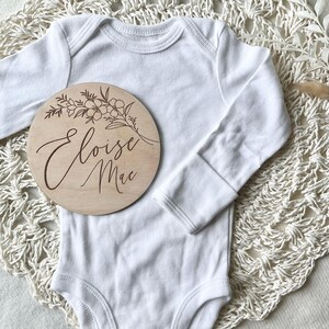 Custom Baby Name Announcement Wooden Round Hospital Sign for Crib Personalized Newborn Sign Circle Photo Prop Engraved Baby Name Plaque zdjęcie 2