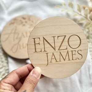 Custom Baby Name Announcement Wooden Round Hospital Sign for Crib Personalized Newborn Sign Circle Photo Prop Engraved Baby Name Plaque zdjęcie 3