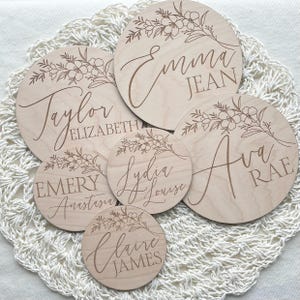 Custom Baby Name Announcement Wooden Round Hospital Sign for Crib Personalized Newborn Sign Circle Photo Prop Engraved Baby Name Plaque Bild 7
