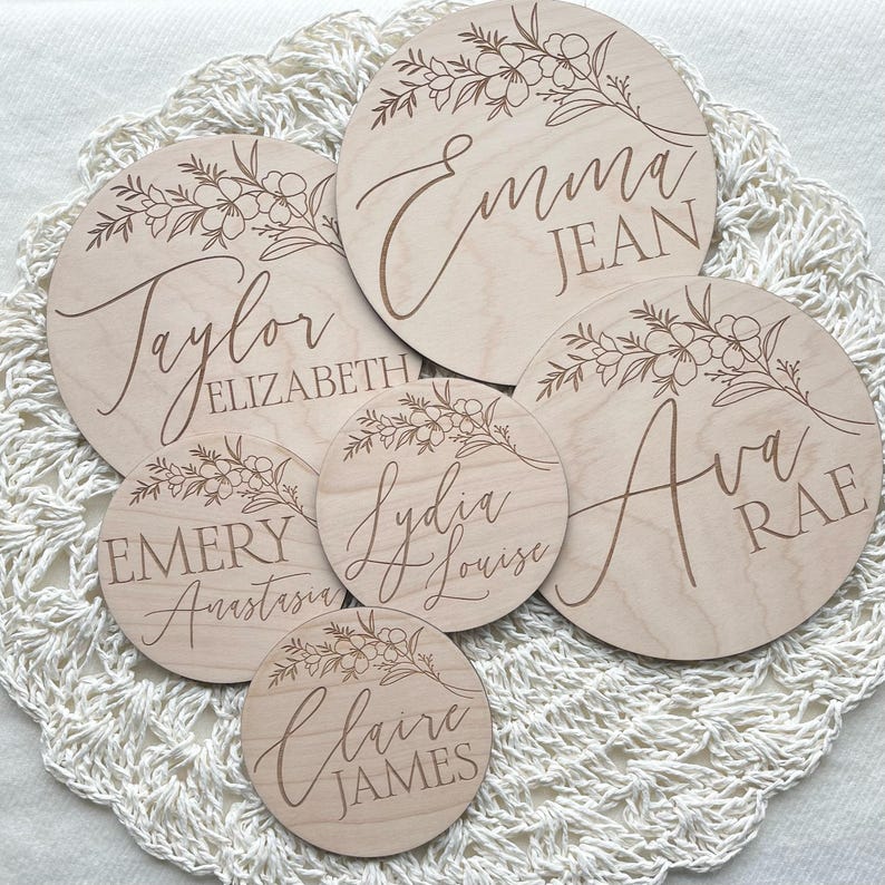 Custom Baby Name Announcement Wooden Round Hospital Sign for Crib Personalized Newborn Sign Circle Photo Prop Engraved Baby Name Plaque Bild 7