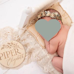 Custom Baby Name Announcement Wooden Round Hospital Sign for Crib Personalized Newborn Sign Circle Photo Prop Engraved Baby Name Plaque Bild 2