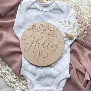 Custom Baby Name Announcement Wooden Round Hospital Sign for Crib Personalized Newborn Sign Circle Photo Prop Engraved Baby Name Plaque zdjęcie 5