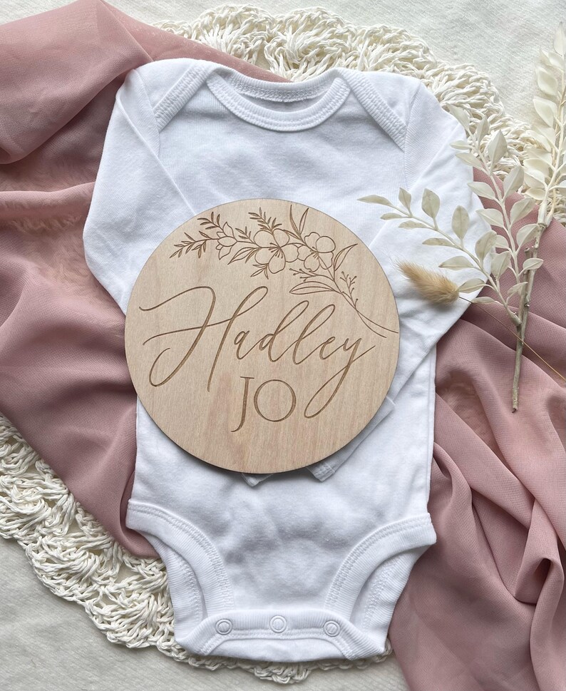 Custom Baby Name Announcement Wooden Round Hospital Sign for Crib Personalized Newborn Sign Circle Photo Prop Engraved Baby Name Plaque zdjęcie 5