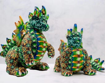 Scultura di drago verde realizzata a mano: opera in argilla polimerica con dettagli floreali.