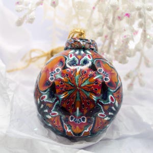 Handgemaakt kerstornament van polymeerklei: uniek kerstdecor