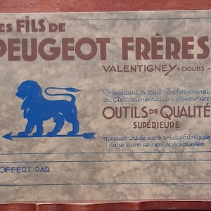 Puede incluir: Una tarjeta publicitaria vintage para Peugeot Frères, con un emblema de león azul y texto en marrón y azul. La tarjeta promociona herramientas de calidad de Valentigney, Doubs, con el texto "OUTILS DE QUALITÉ SUPÉRIEURE."