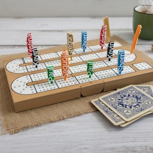 Aangepast cribbagebord • Gepersonaliseerde naampinnen, opvouwbare magnetische sluiting, gepersonaliseerd reisspel