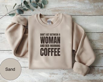Nicht zwischen einer Frau und ihrem Morgen Kaffee Shirt, Kaffee Liebhaber T-Shirt, Kaffee Zitat Shirt, Kaffee Geschenk für sie