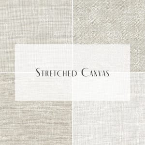 Pode incluir: Um close-up de quatro tipos diferentes de tecido de tela esticada. A tela &eacute; de cor bege claro e tem uma textura tecida. O texto "STRETCHED CANVAS" &eacute; impresso no centro da imagem.