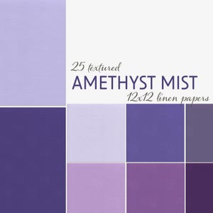 Op de afbeelding: Een verzameling van 25 getextureerde linnen papieren in verschillende tinten paars, lavendel en violet. De papieren meten 30,48 x 30,48 cm. De woorden "AMETHYST MIST" worden weergegeven in een donkerpaarse letter, samen met de tekst "12x12 linen papers".