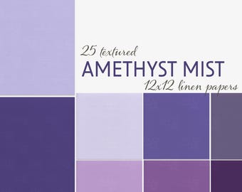 Op de afbeelding: Een verzameling van 25 getextureerde linnen papieren in verschillende tinten paars, lavendel en violet. De papieren meten 30,48 x 30,48 cm. De woorden "AMETHYST MIST" worden weergegeven in een donkerpaarse letter, samen met de tekst "12x12 linen papers".