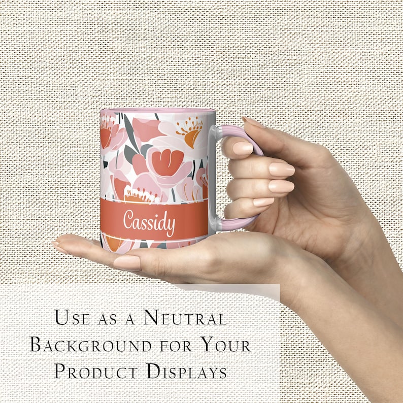 Pode incluir: Uma caneca de cer&acirc;mica branca com um design floral rosa e uma faixa vermelha na parte inferior. A faixa tem o nome "Cassidy" impresso em branco.