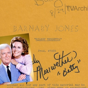 Puede incluir: Una página de guion amarilla del programa de televisión "Barnaby Jones" con el título del episodio "Silent Vendetta" y el número de producción 7068. La página incluye una foto de los actores, Buddy Ebsen y Meriwether, y sus autógrafos. La página también incluye la información de copyright de Quinn Martin Productions.