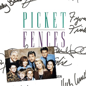 Puede incluir: Un guion firmado para la serie de televisión "Picket Fences" con el título en texto verde y morado. El guion está firmado por los miembros del reparto Kathy Baker, Justin Shenkarow, Fyvush Finkel, Holly Marie Combs, Tom Skerritt y otros.