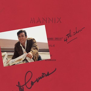 Puede incluir: Una cubierta de guion roja para la serie de televisión "Mannix" con el título en letras negras. La cubierta tiene una foto de la estrella del programa, Mike Connors, en la esquina superior derecha. La cubierta también incluye el texto "Works Twice" y "4th show" en letras negras. La cubierta está firmada por Mike Connors con tinta negra.