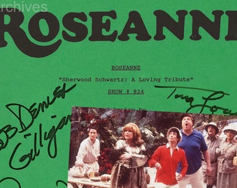 Op de afbeelding: Een groen script met de titel "Roseanne" en de tekst "Sherwood Schwartz: A Loving Tribute" met shownummer 824. Het script is gesigneerd door Roseanne Barr, John Goodman, Laurie Metcalf en Sherwood Schwartz.
