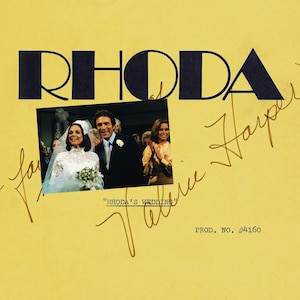 Puede incluir: Un guion amarillo con el título "RHODA" en letras negras en negrita. Una foto en blanco y negro de una escena de boda con el texto "RHODA'S WEDDING" está debajo del título. El guion está firmado "Valerie Harper" en tinta negra.