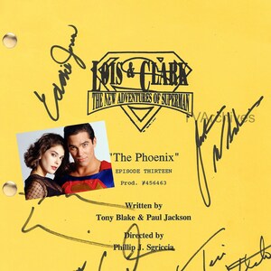 Puede incluir: Una página de guion amarilla del programa de televisión "Lois y Clark: Las Nuevas Aventuras de Superman" con el título del episodio "The Phoenix" y el número de producción #456463. La página está firmada por los actores Dean Cain, Teri Hatcher y los escritores Tony Blake y Paul Jackson.