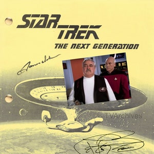 Puede incluir: Una página de guion amarilla del episodio de Star Trek: La Nueva Generación "Relics" con una foto de los actores Brent Spiner y Patrick Stewart. La página está firmada por ambos actores e incluye el título del episodio, "Relics", y la fecha "4 de agosto de 1992".