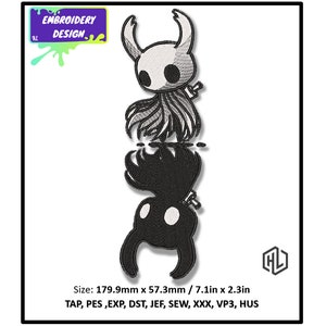 Könnte beinhalten: Schwarzweißes Stickmuster eines Charakters aus dem Videospiel Hollow Knight. Das Design ist 7,1 Zoll breit und 2,3 Zoll hoch. Das Design ist in verschiedenen Stickdateiformaten erhältlich, darunter TAP, PES, EXP, DST, JEF, SEW, XXX, VP3 und HUS.