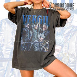 Op de afbeelding: Donkergrijs Comfort Colors T-shirt met een afbeelding van vier personages met zwaarden, het woord "VERGIL" in blauw en de tekst "COMFORT COLORS PEPPER C1717". Het shirt heeft een vintage uitstraling.