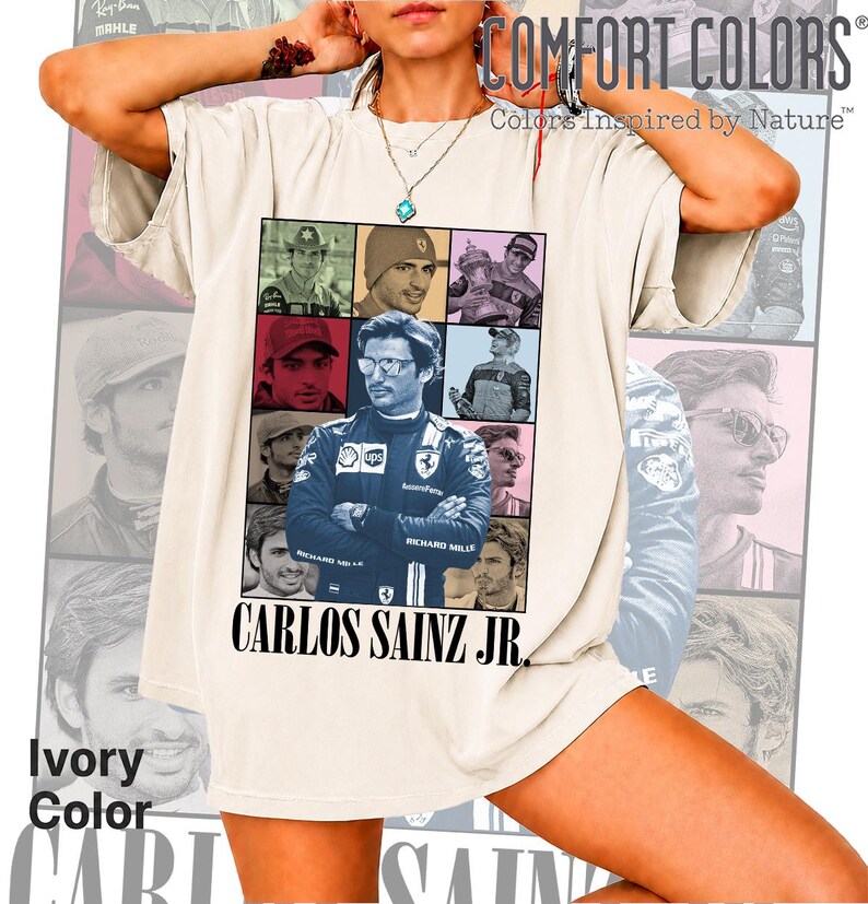 Peut inclure: Un t-shirt couleur ivoire arborant une grande impression graphique de Carlos Sainz Jr. sous forme de collage de diverses photographies. L'image centrale montre le pilote en combinaison de course bleue, bras crois&eacute;s. Le texte CARLOS SAINZ JR. est imprim&eacute; en dessous.