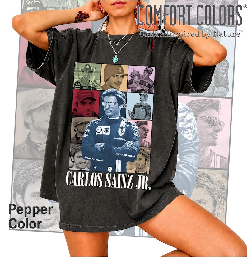 Peut inclure: Un t-shirt gris anthracite &agrave; manches courtes pr&eacute;sentant un collage de neuf portraits photographiques du pilote de course Carlos Sainz Jr. L'image centrale montre le pilote en combinaison. Le texte "CARLOS SAINZ JR." est imprim&eacute; en blanc.