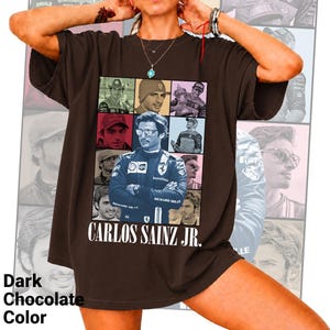 Peut inclure: Un t-shirt &agrave; manches courtes marron chocolat fonc&eacute; avec un collage de neuf photographies du pilote de Formule 1 Carlos Sainz Jr. L'image centrale montre le pilote en combinaison de course. Le texte CARLOS SAINZ JR. est imprim&eacute; en blanc en dessous.
