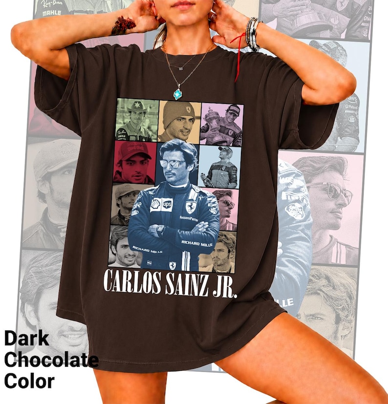 Peut inclure: Un t-shirt &agrave; manches courtes marron chocolat fonc&eacute; avec un collage de neuf photographies du pilote de Formule 1 Carlos Sainz Jr. L'image centrale montre le pilote en combinaison de course. Le texte CARLOS SAINZ JR. est imprim&eacute; en blanc en dessous.