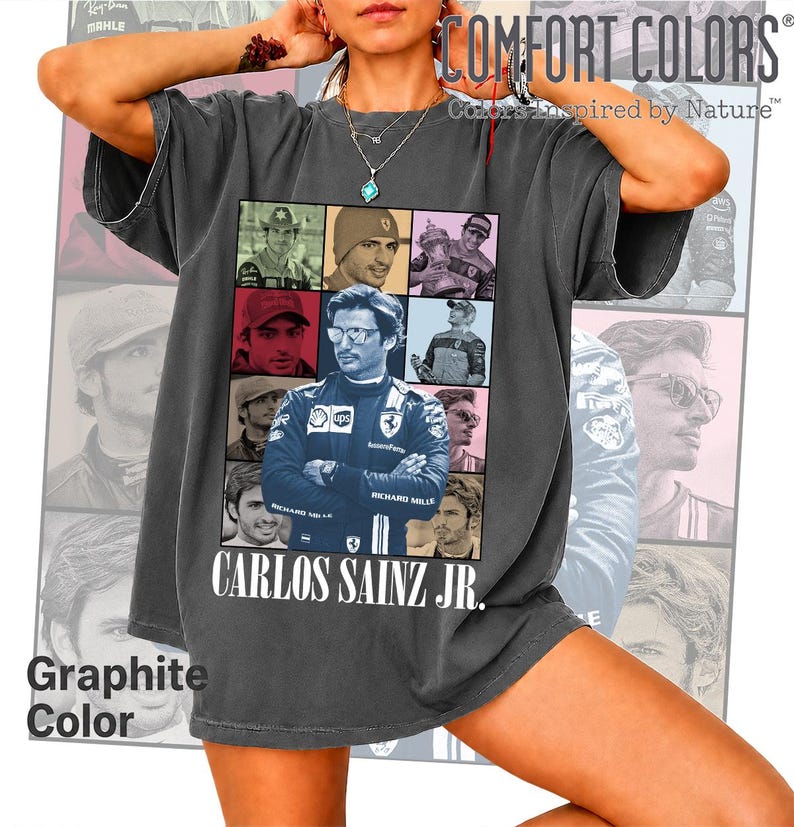Peut inclure: Un t-shirt gris anthracite &agrave; manches courtes pr&eacute;sentant un collage de neuf portraits photographiques du pilote de Formule 1 Carlos Sainz Jr. Le texte CARLOS SAINZ JR. est imprim&eacute; en lettres capitales blanches sous le graphisme.