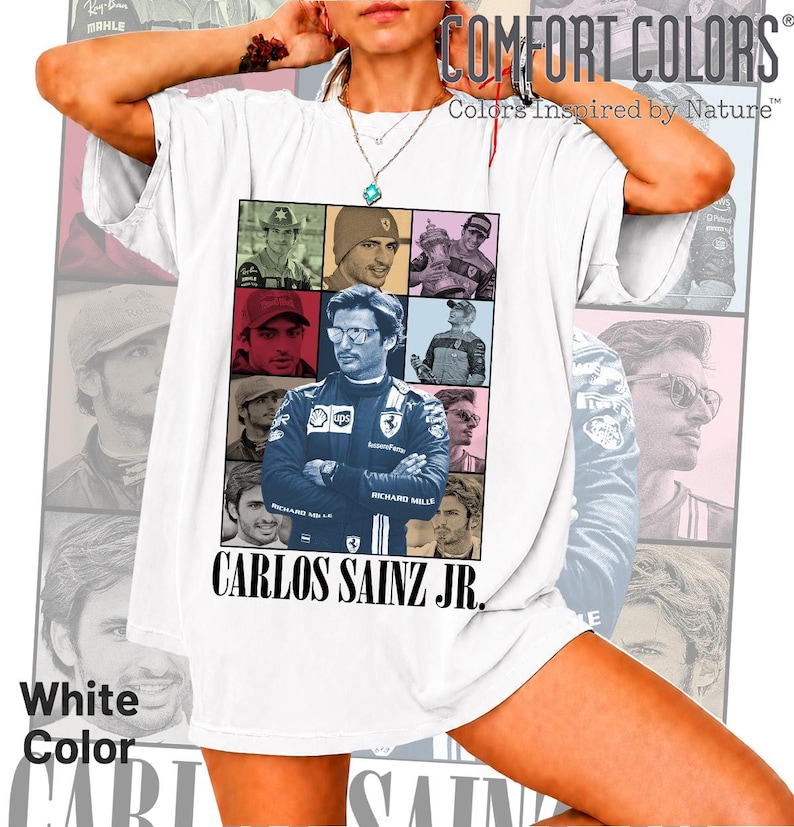 Peut inclure: Un t-shirt blanc pr&eacute;sentant un collage de plusieurs photographies du pilote de Formule 1 Carlos Sainz Jr. L'image centrale montre le pilote dans une combinaison de course bleue, les bras crois&eacute;s. Le texte Carlos Sainz Jr. est imprim&eacute; en noir.