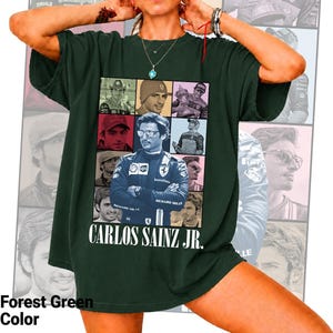 Peut inclure: Un t-shirt &agrave; manches courtes vert for&ecirc;t avec un collage de photographies du pilote de course Carlos Sainz Jr. L'image centrale le montre les bras crois&eacute;s, portant une combinaison de course. Le texte CARLOS SAINZ JR. est imprim&eacute; en blanc.
