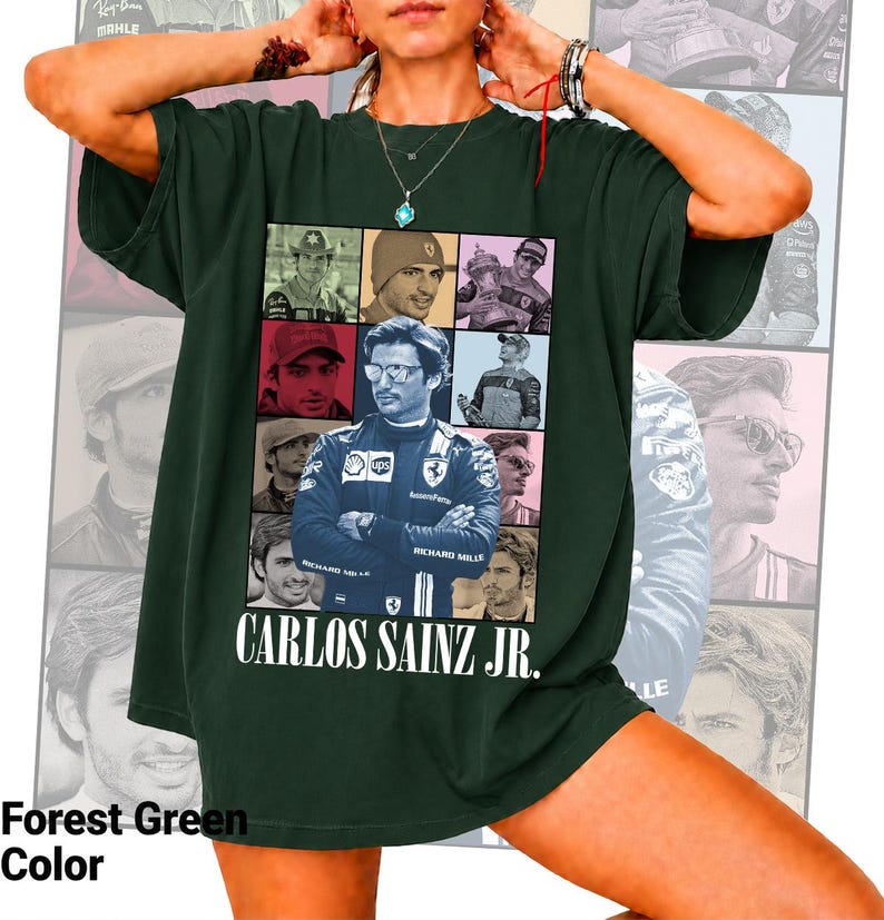 Peut inclure: Un t-shirt &agrave; manches courtes vert for&ecirc;t avec un collage de photographies du pilote de course Carlos Sainz Jr. L'image centrale le montre les bras crois&eacute;s, portant une combinaison de course. Le texte CARLOS SAINZ JR. est imprim&eacute; en blanc.