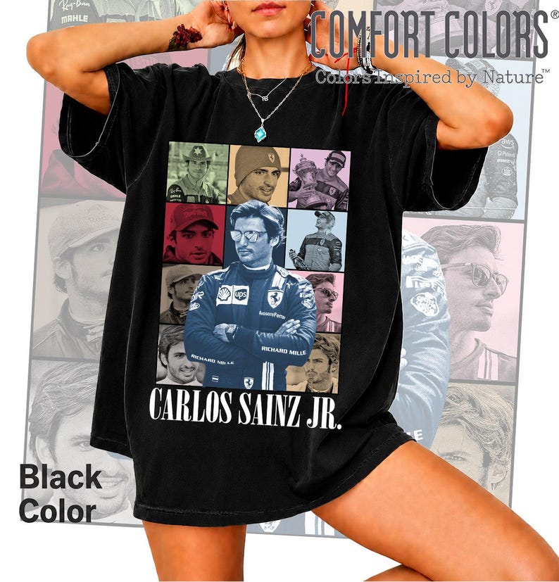Peut inclure: Un t-shirt noir &agrave; manches courtes pr&eacute;sentant un collage de neuf portraits photographiques du pilote de Formule 1 Carlos Sainz Jr. L'image centrale montre le pilote dans une combinaison de course bleue. Le texte Carlos Sainz Jr. est imprim&eacute; en blanc.