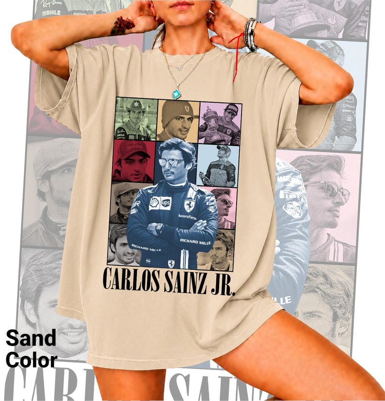 Peut inclure: Un t-shirt couleur sable pr&eacute;sentant un collage de photographies de Carlos Sainz Jr. dans divers contextes de course. L'image centrale montre le pilote dans une combinaison bleue avec des logos de sponsors. Le texte CARLOS SAINZ JR. est imprim&eacute; en noir.
