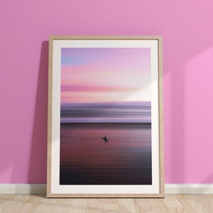 Impresión artística de pared con puesta de sol surfista: póster costero oceánico, decoración digital de playa, obra de arte de tabla de surf para el hogar de verano o el diseño de una habitación preppy.