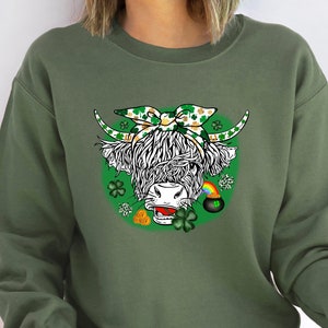 St Patrick&#39;s Day Highland Cow Sweatshirt, Retro St Patricks Shirt, St Patrick&#39;s Day Shirt, Funny Cow St Patrick&#39;s Day Tee,Drinking Cow Shirt