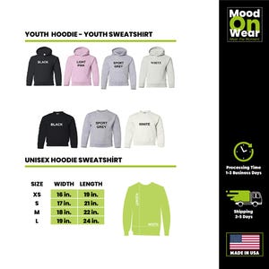 Puede incluir: Imagen de sudaderas con capucha y sudaderas unisex en negro, rosa claro, gris deportivo y blanco. Tabla de tallas con medidas en pulgadas: XS (16x19), S (17x21), M (18x22), L (19x24). Logotipo de la marca visible.