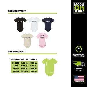 Puede incluir: Una exhibici&oacute;n de bodies para beb&eacute;s en negro, blanco, azul marino, natural y rosa claro. La imagen incluye una tabla de tallas con medidas en pulgadas de ancho y largo, que van de 18,4 cm a 27,3 cm de ancho y de 27,3 cm a 34,9 cm de largo.