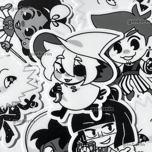 以下が含まれることがあります： ちびキャラ風の様々な漫画キャラクターが描かれた、白黒のダイカットステッカーのコレクション。中央のステッカーは、つばの広い帽子をかぶり、眼帯をして、小さな湾曲した刃物を持っているキャラクターを描いています。