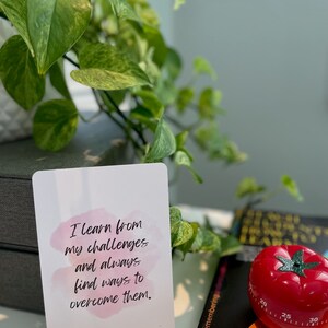Jeu de cartes d'affirmations positives colorées hebdomadaires Aesthetic Empowering pour enfants, étudiants et adultes (pour manifestation; paquet de 52)