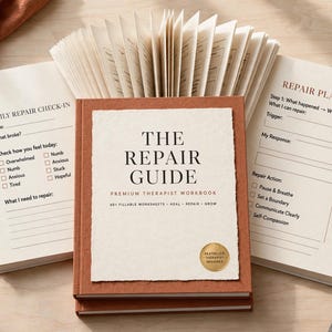 Op de afbeelding: Een roestkleurig werkboek getiteld The Repair Guide met een crèmekleurige, getextureerde omslag. Het boek ligt open en toont interne pagina's met een Daily Repair Check-In en een Repair Plan met invulvelden en selectievakjes.
